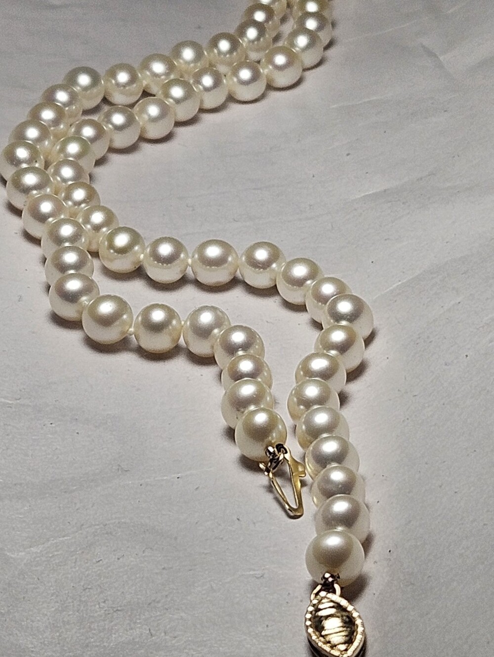 VINTAGE HELZBERG DIAMONDS 14K GOLD AKOYA PEARL NECKLACE 8MM HAND KNOTTED STRAND.
